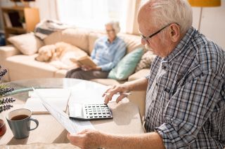 Foto: Pensionist mit Taschenrechner